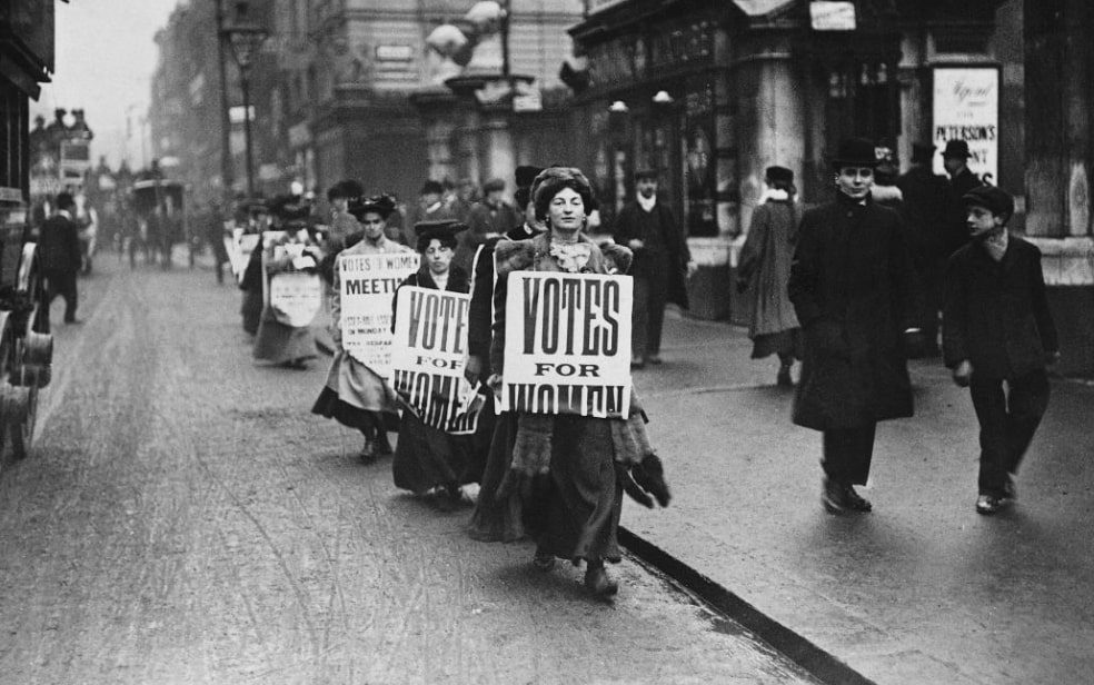 mujeres protestando para votar durante la primera ola del feminismo